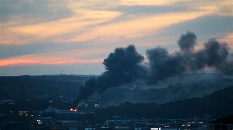 brinner göteborg|tjock svart rök över Göteborg